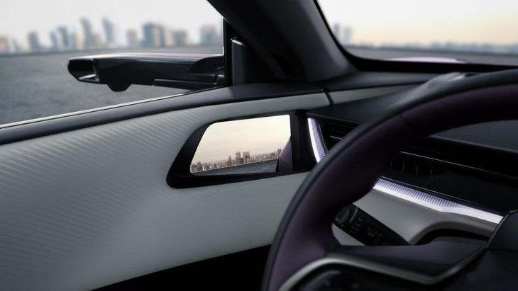 Chưa dừng lại tại đó, Mazda CX-6e còn có thêm một màn hình HUD kính lái với kích thước tổng lên tới 100 inch. Tổng cộng, cabin xe có 6 màn hình với màn 2 bên táp lô hiển thị hình ảnh từ camera bên (thay gương truyền thống) và màn hình phục vụ hàng ghế sau - Ảnh: Mazda