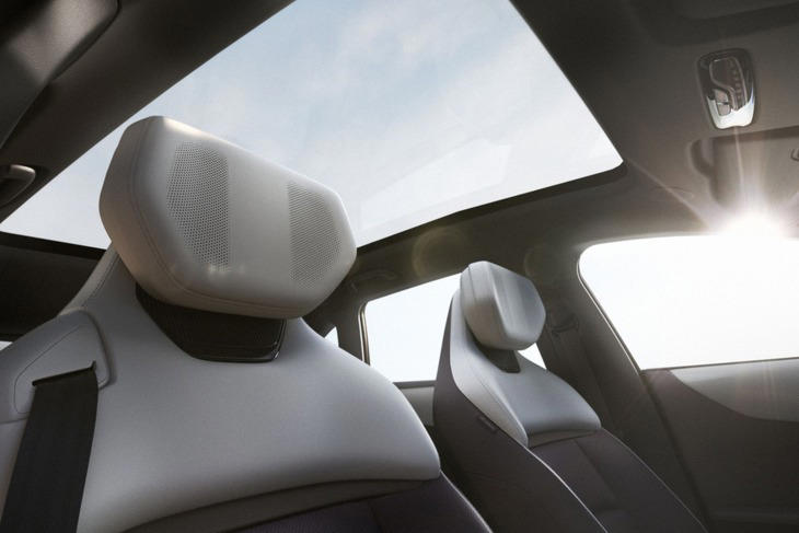 Cửa sổ trời toàn cảnh tạo cảm giác thoáng đãng cho cabin - Ảnh: Mazda