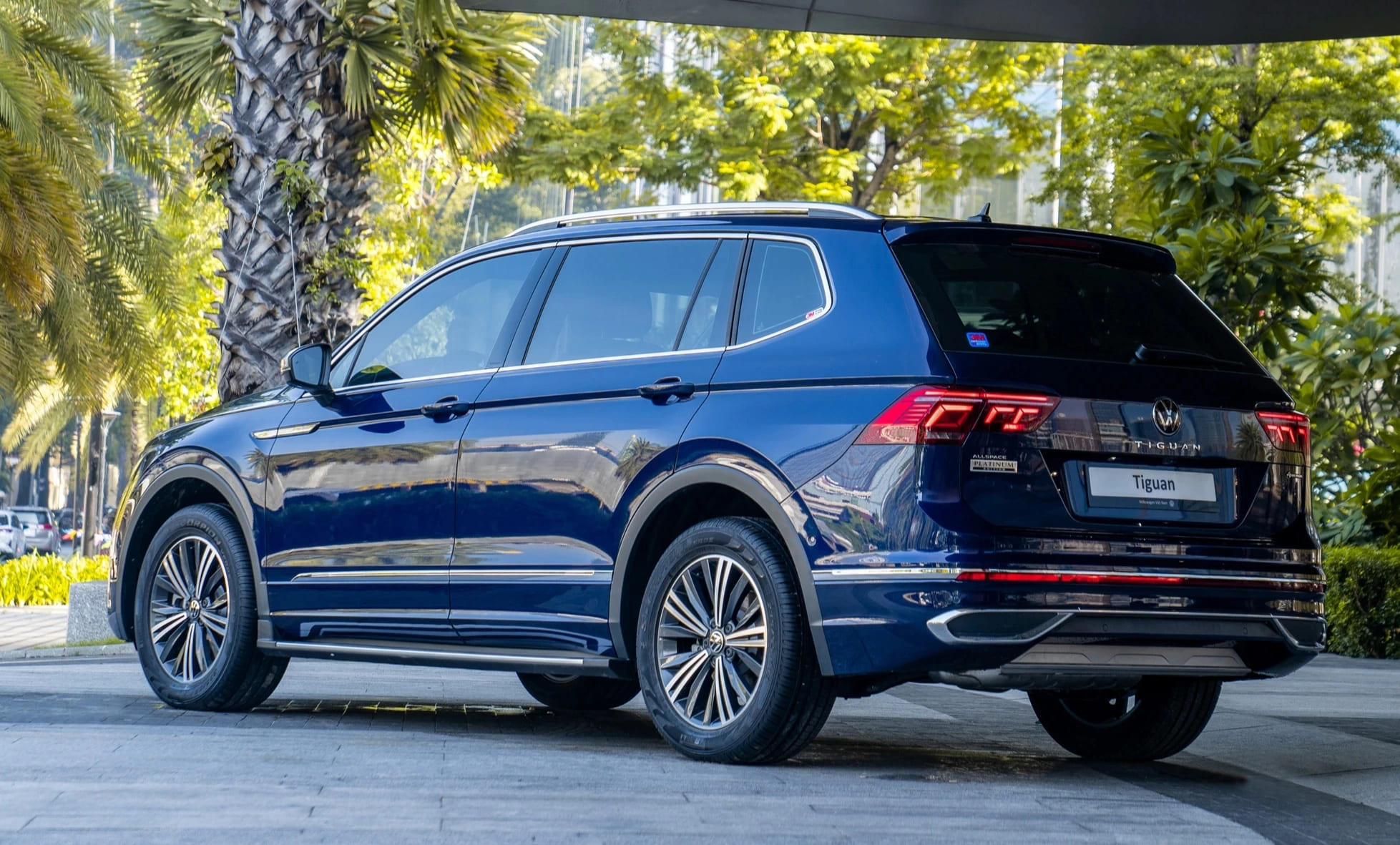 Volkswagen Tiguan thêm bản Platinum bổ sung trang bị, giá 1,688 tỉ đồng- Ảnh 1.