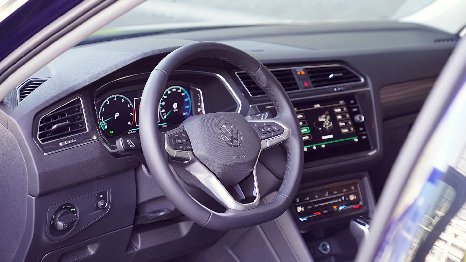 Volkswagen Tiguan thêm bản Platinum bổ sung trang bị, giá 1,688 tỉ đồng- Ảnh 1.