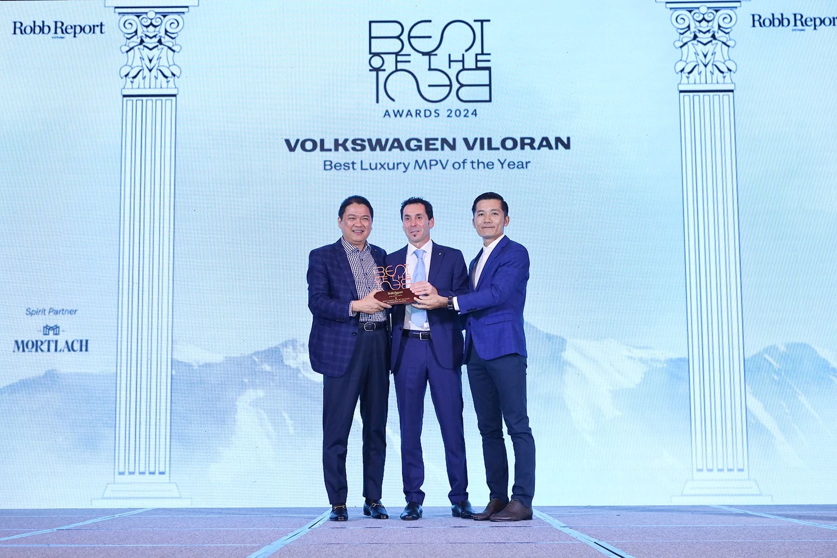 Trước Viloran, phân khúc MPV gia đình cỡ lớn tại Việt Nam từng chào đón sự góp mặt của không ít mẫu mã cạnh tranh khốc liệt. Thế nhưng, Volkswagen Viloran lại hoàn toàn khác biệt. Mẫu xe này không mất nhiều thời gian để thuyết phục khách hàng. Thậm chí rơi vào cảnh “cháy hàng” ngay những tháng đầu mở bán.