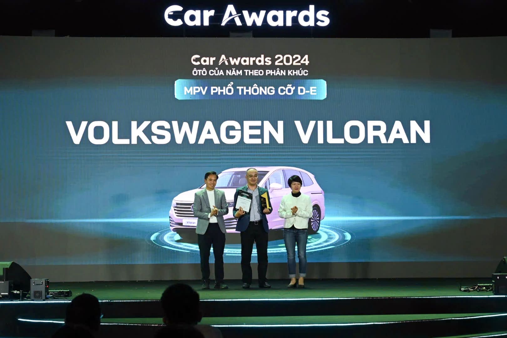 Trước Viloran, phân khúc MPV gia đình cỡ lớn tại Việt Nam từng chào đón sự góp mặt của không ít mẫu mã cạnh tranh khốc liệt. Thế nhưng, Volkswagen Viloran lại hoàn toàn khác biệt. Mẫu xe này không mất nhiều thời gian để thuyết phục khách hàng. Thậm chí rơi vào cảnh “cháy hàng” ngay những tháng đầu mở bán.