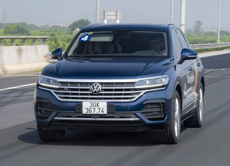 Volkswagen Touareg Luxury SUV 2.0 TSI Turbo Hộp số tự động 8 cấp AT